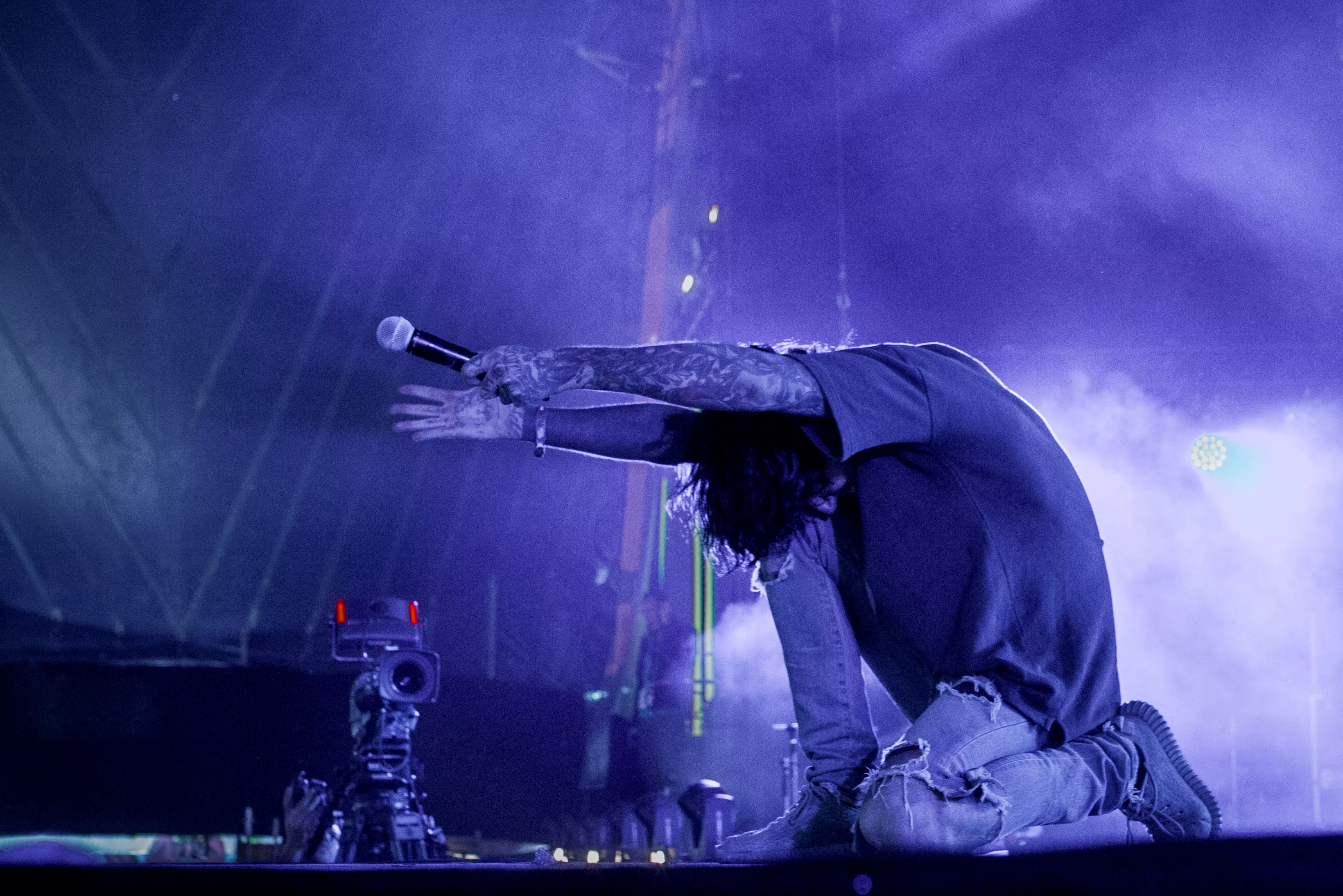 En förkrossande känslig uppvisning i masshypnos