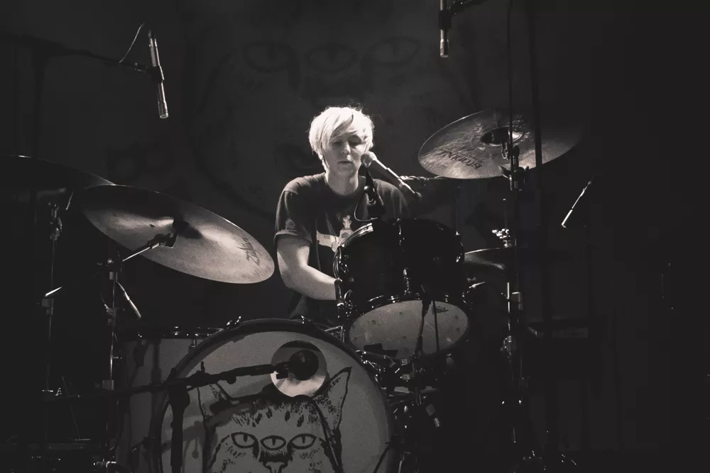 Baby in Vain-trommeslager er klar med ny single