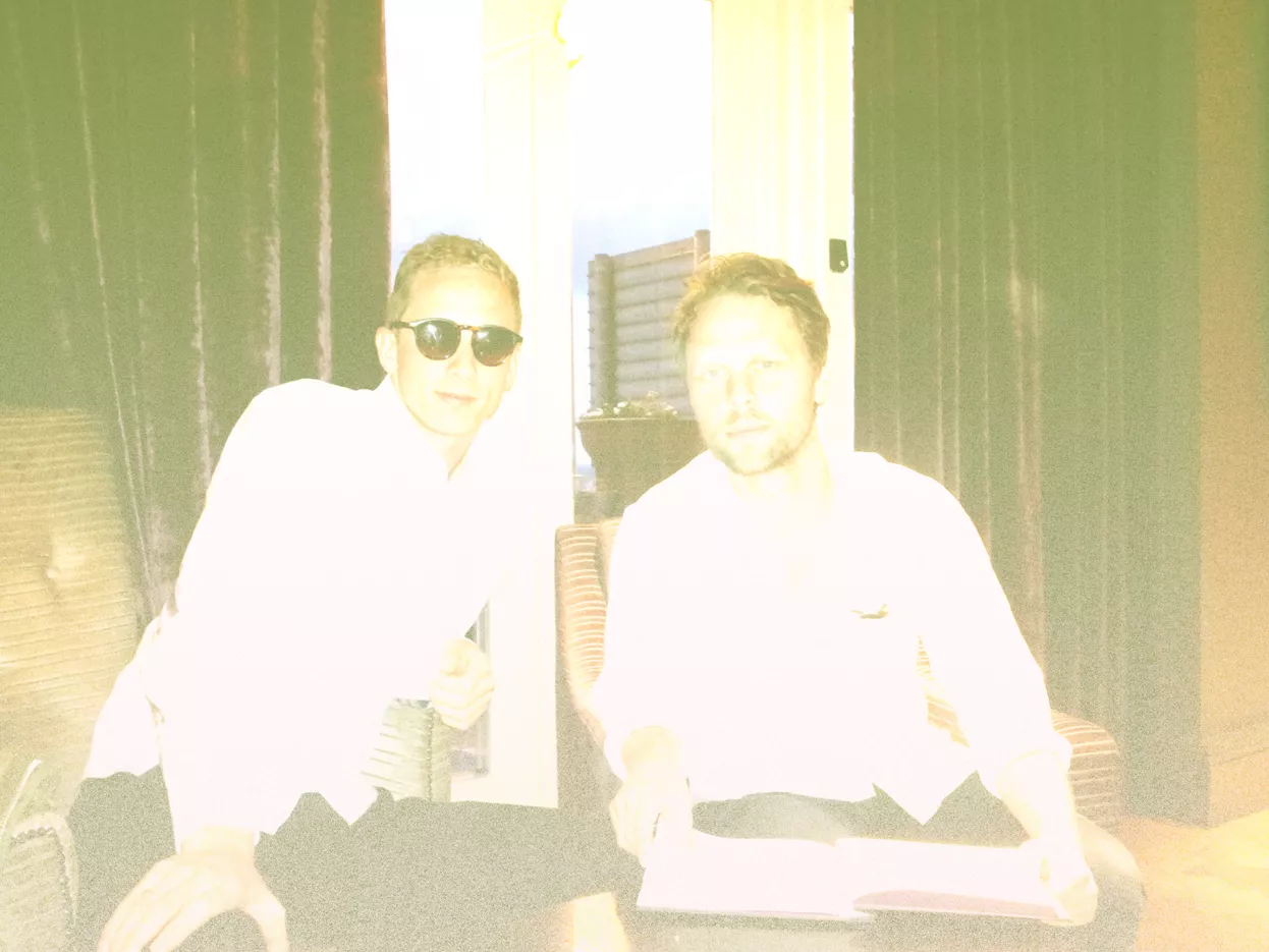 Premiere: Love Dance