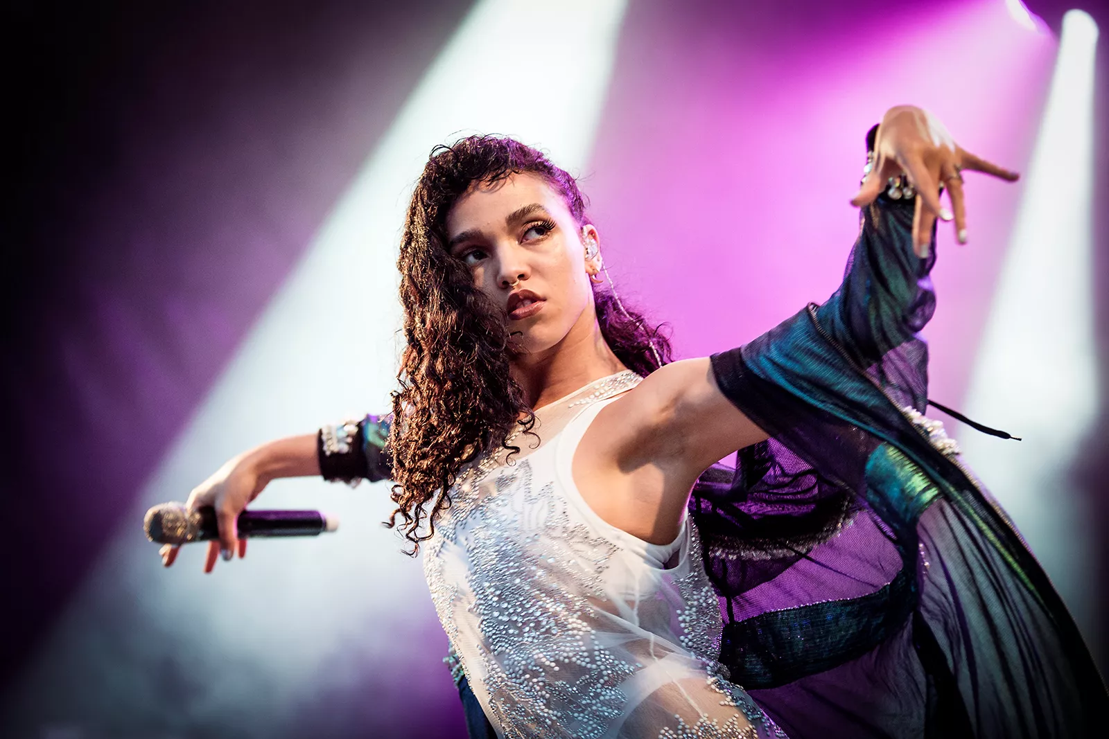 Hör ny låt med FKA Twigs