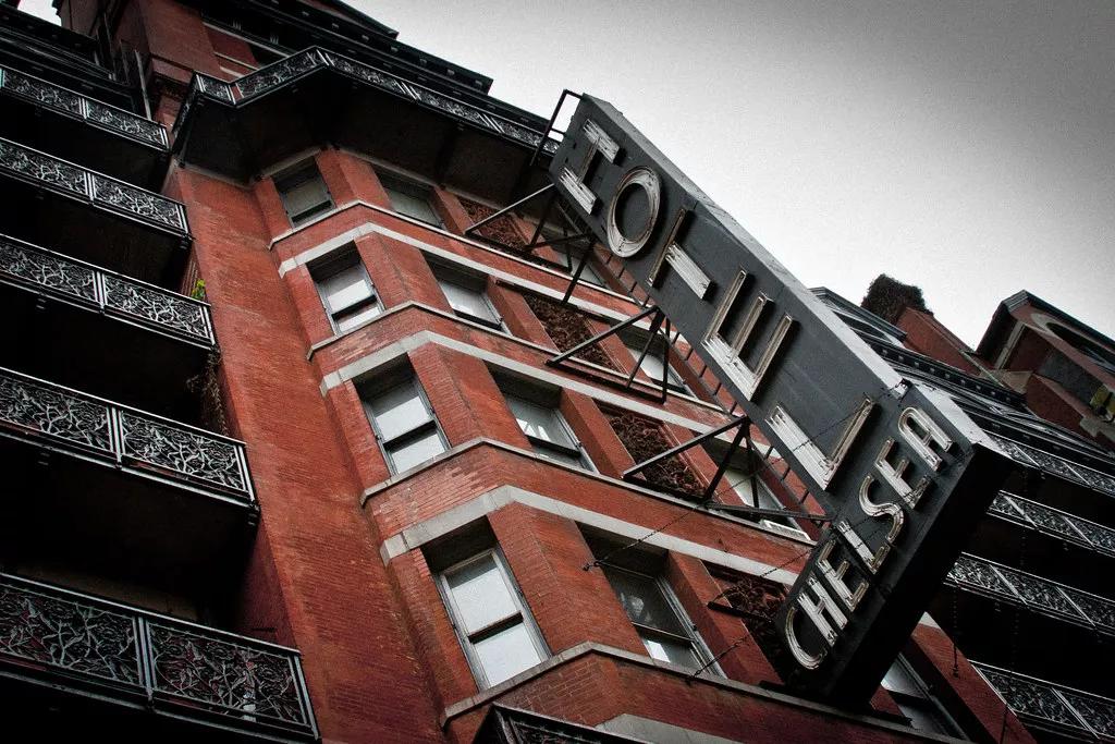 Sex, droger, musik och mord – en vandring genom Chelsea Hotel