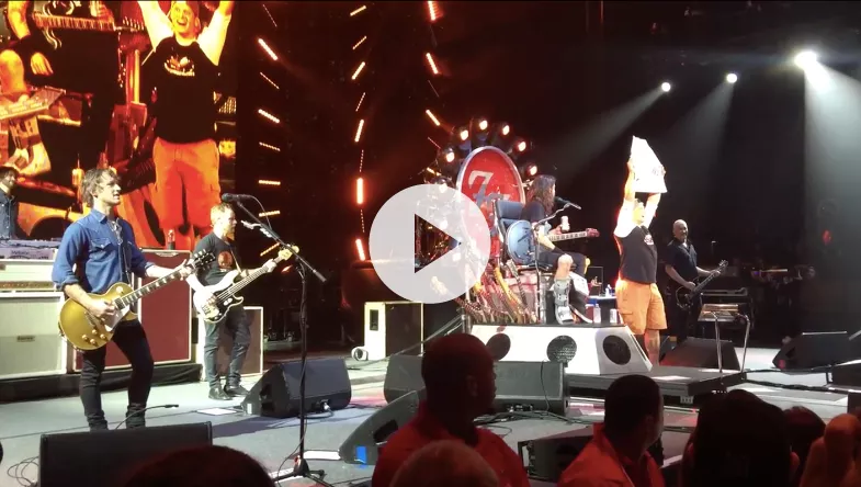Video: Dave Grohl skåler med fødselar på scenen