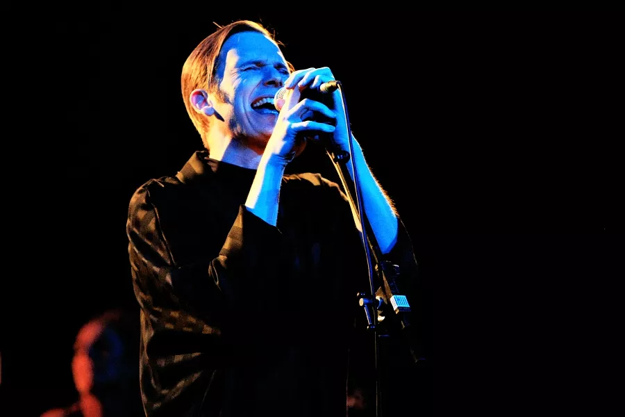 Martin Hall synger i Aarhus og læser op i Odense og København