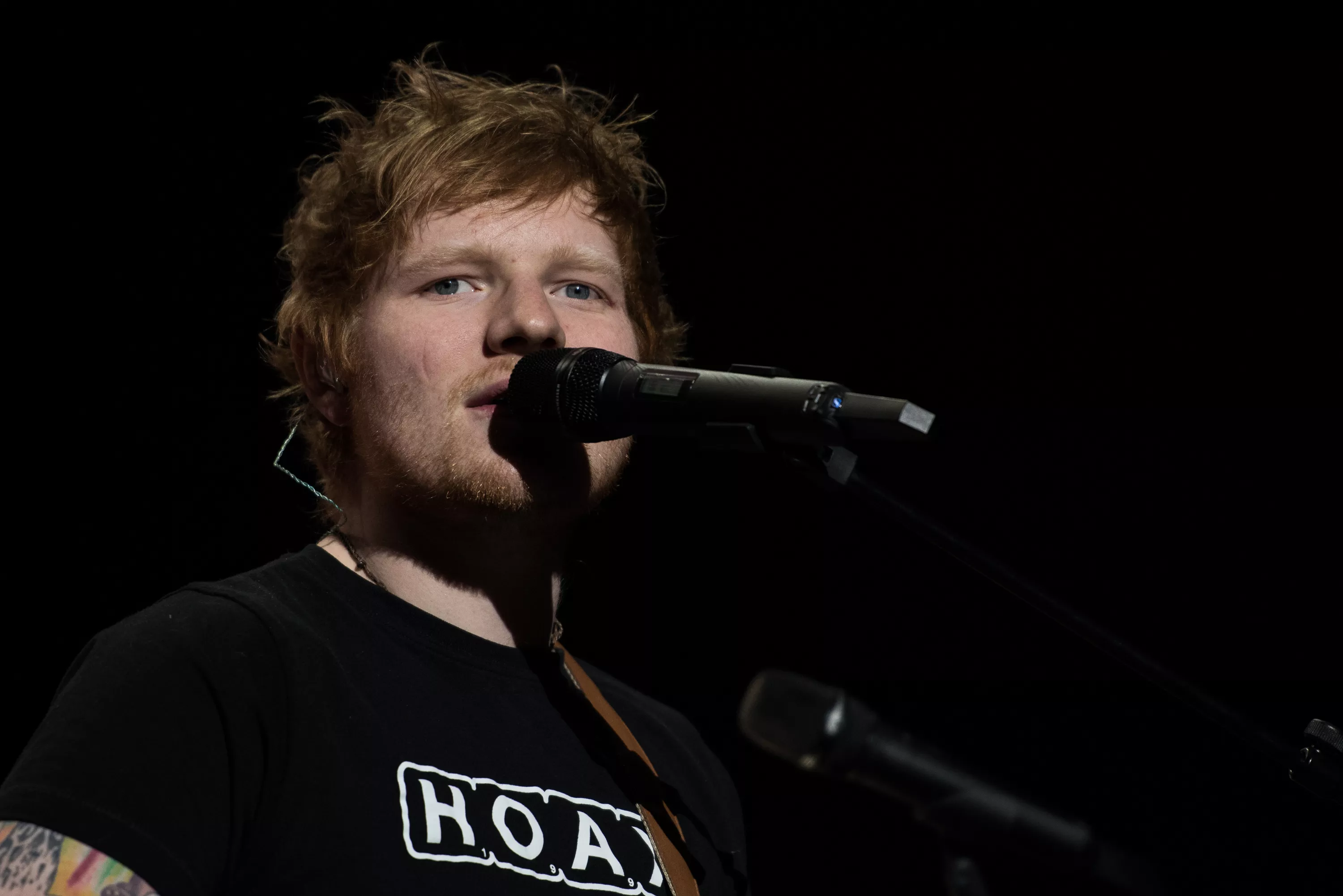 Ed Sheeran slår tilbake mot kritikken etter Glastonbury-opptreden