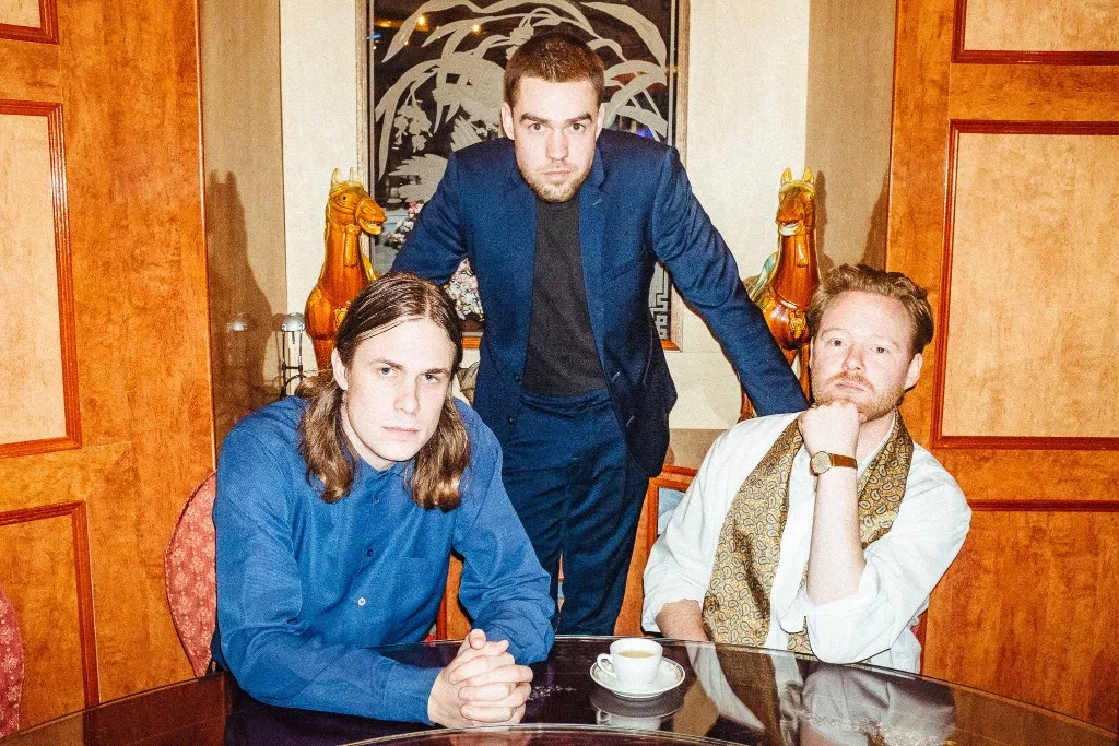 ANMELDELSE: Sublim larm og lovende romance