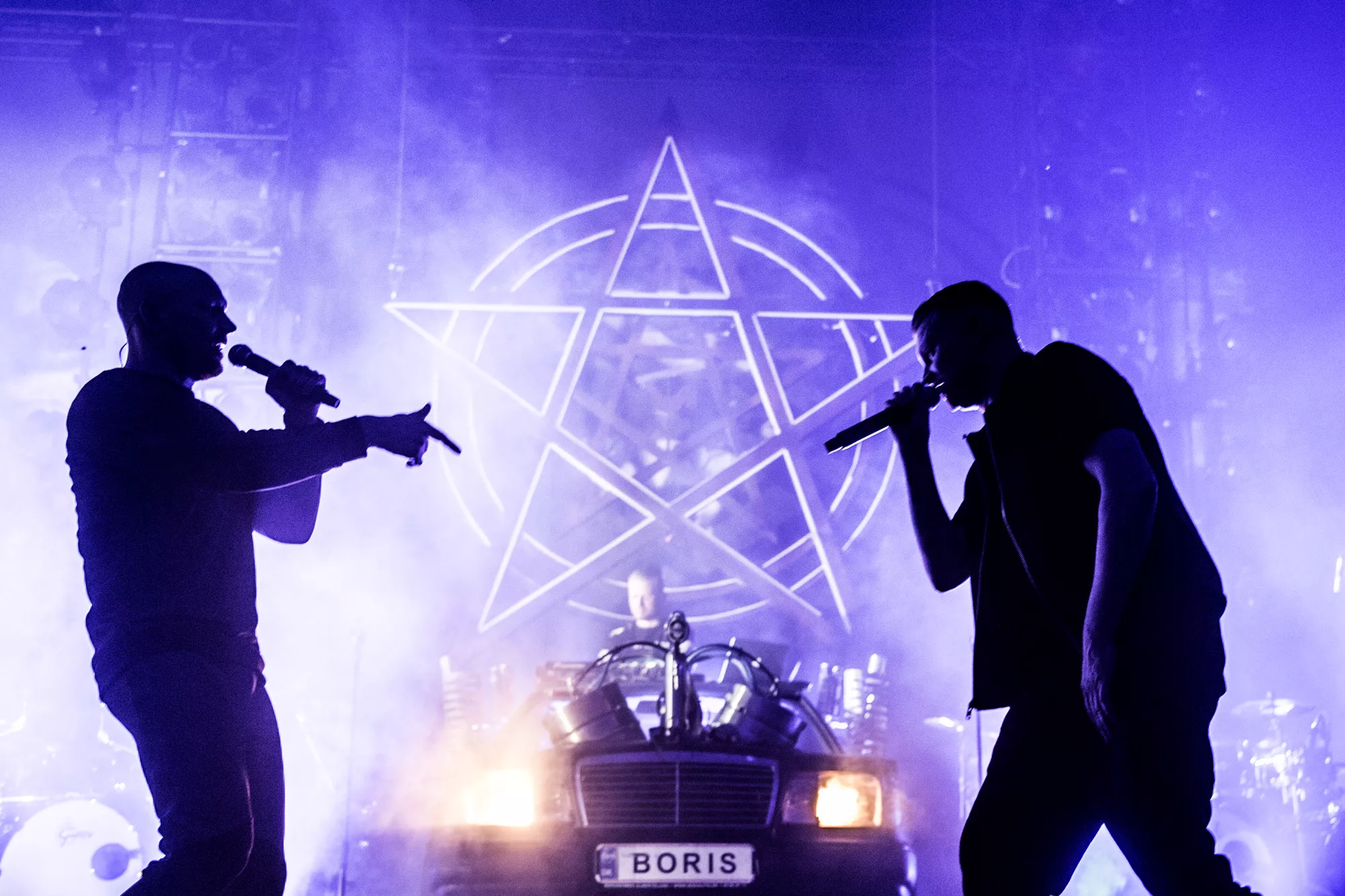 The stars rullede tungt hen over klipperne