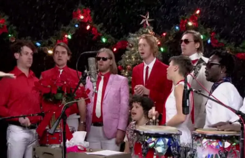 Se Arcade Fire sjunga skum jullåt