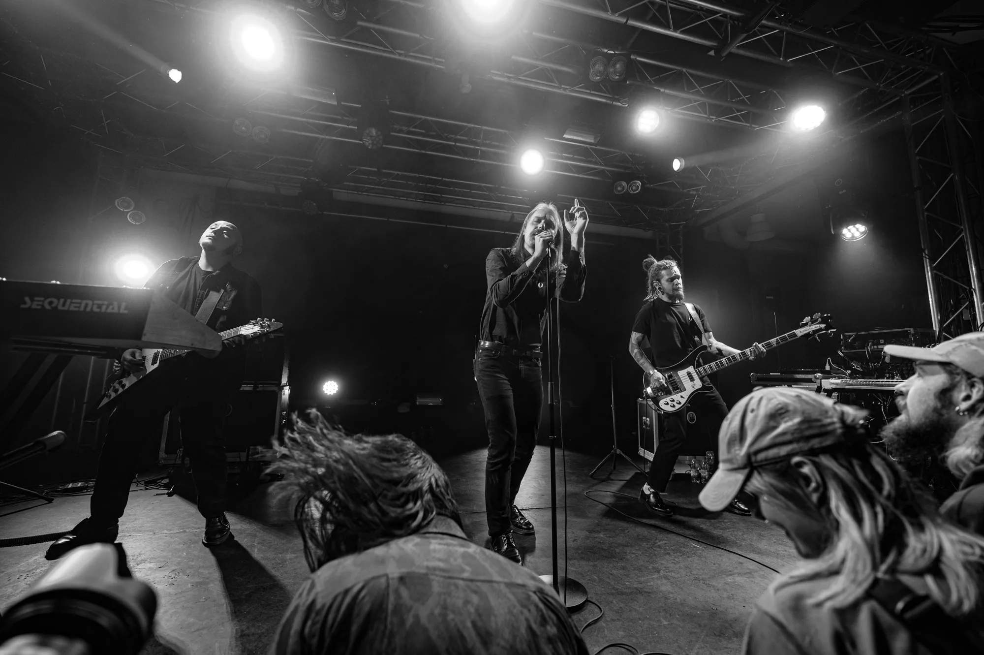 Molchat Doma från Belarus tar tydligt avstånd mot kriget och skänker pengar