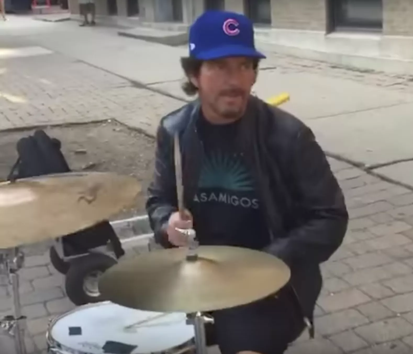 Oplev Eddie Vedder fyre den af som gademusikant