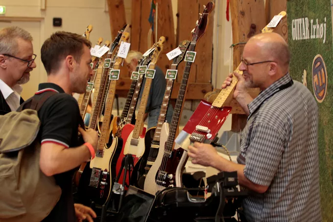 Copenhagen Guitar & Bass Show dag 1: Sportsbas og girl power