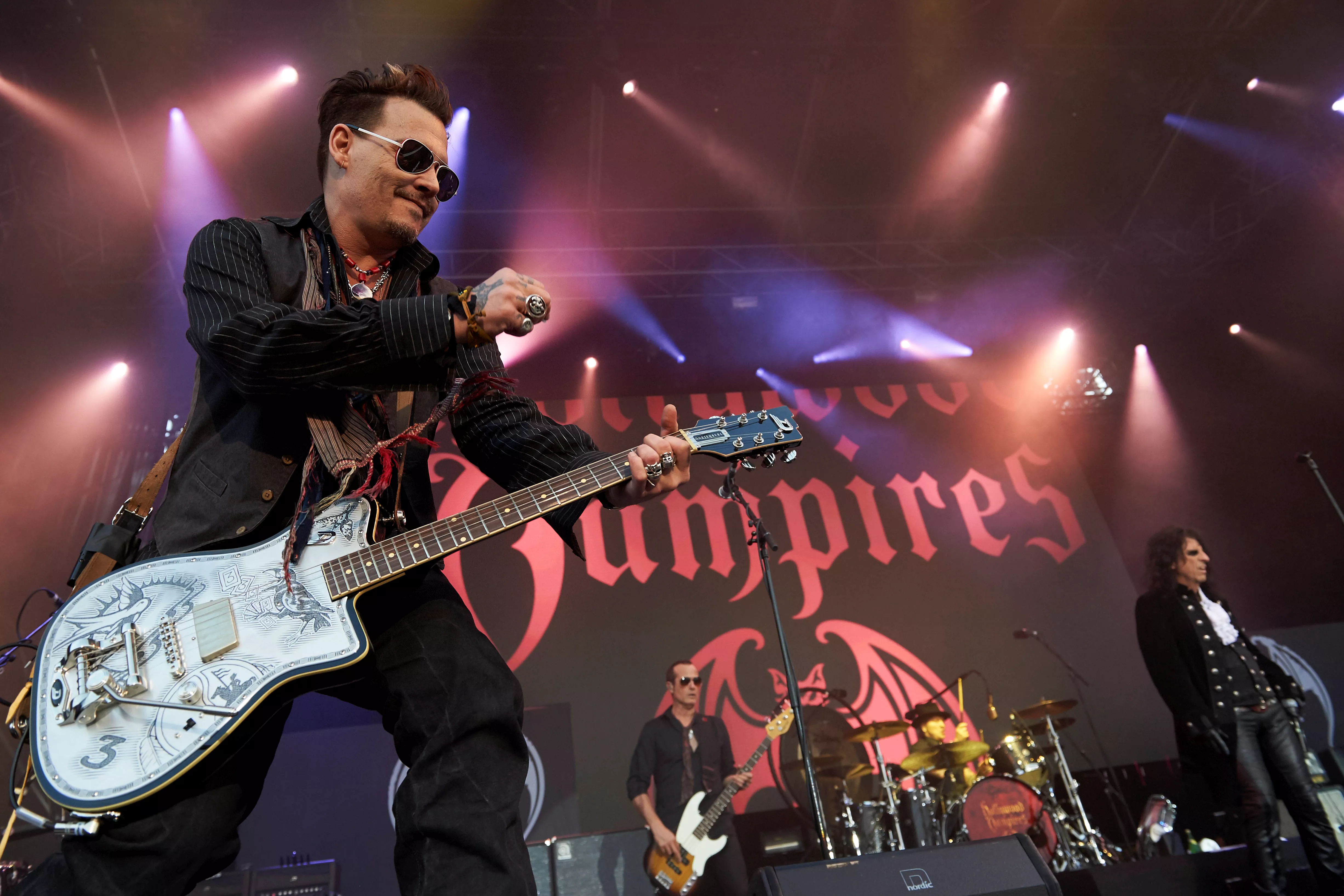 Supergruppen flyr til England