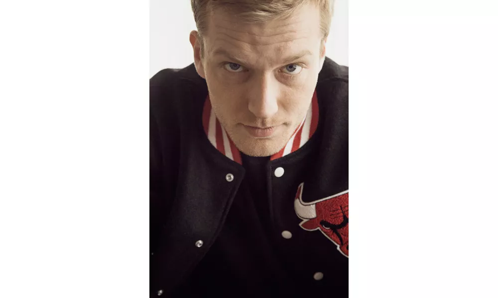 Aarhusiansk producer springer ud som popsanger