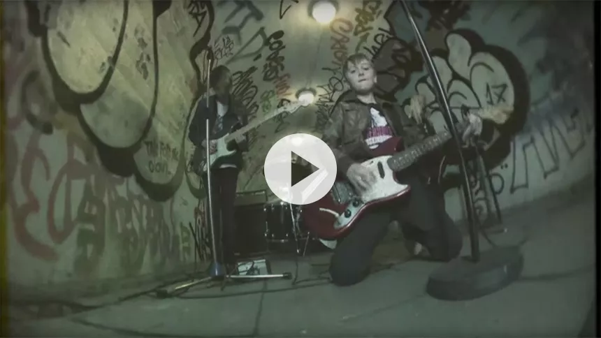 Premiere: Vilde unger giver den gas i ny musikvideo fra The Dead-On
