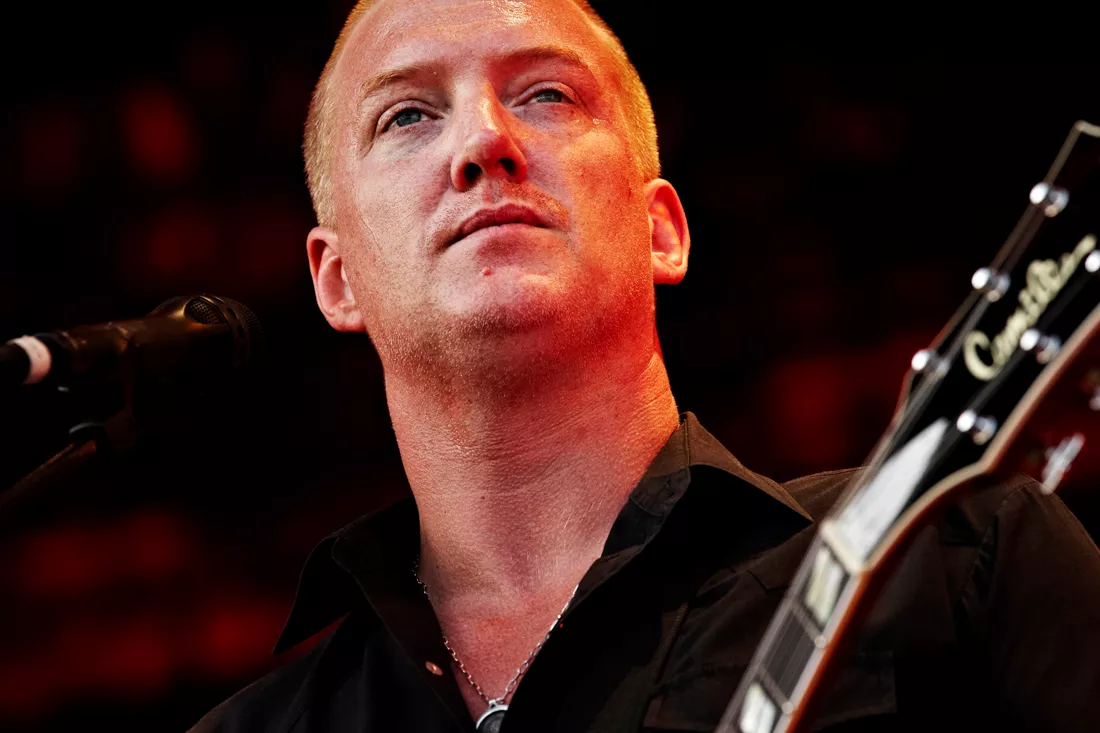 Se Josh Homme dytte fan ned fra scenen