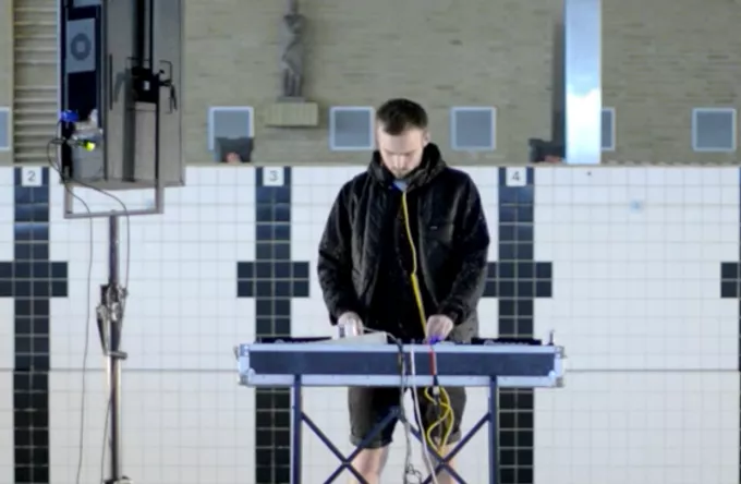 Video: Se ELOQ dj'e i en svømmehal