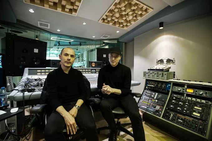 I studiet med Kasper Bjørke i Paris