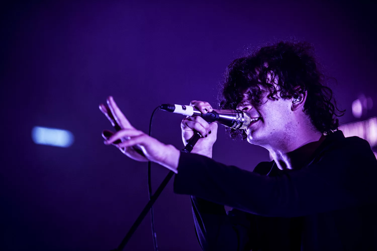 Matty Healy, sångare i The 1975, kysste sin manliga bandkollega under ett framträdande i Kuala Lumpur.