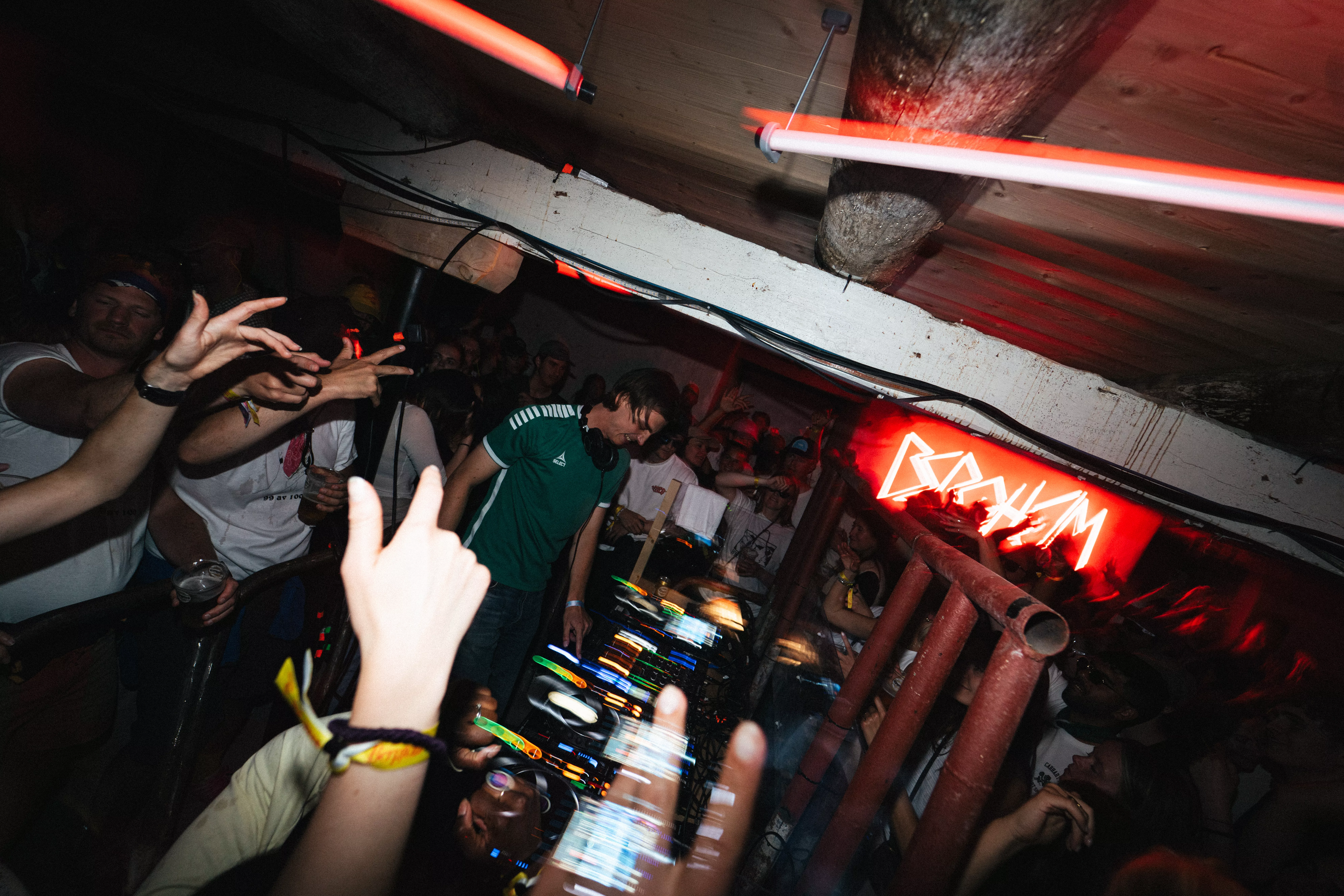 Fet DJ versus nedpå publikum