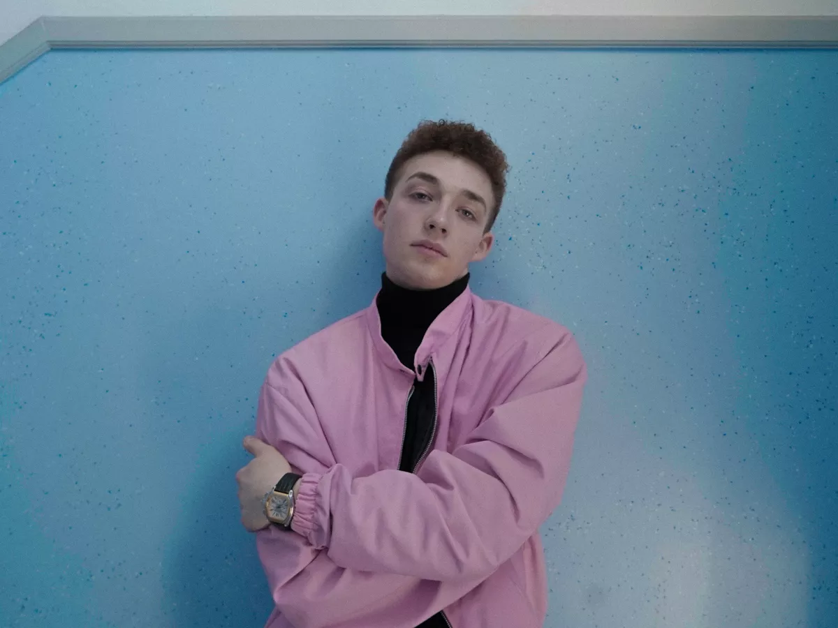 Det danske soulpop-stjerneskud Maximillian er klar med ny single – “Strangers”