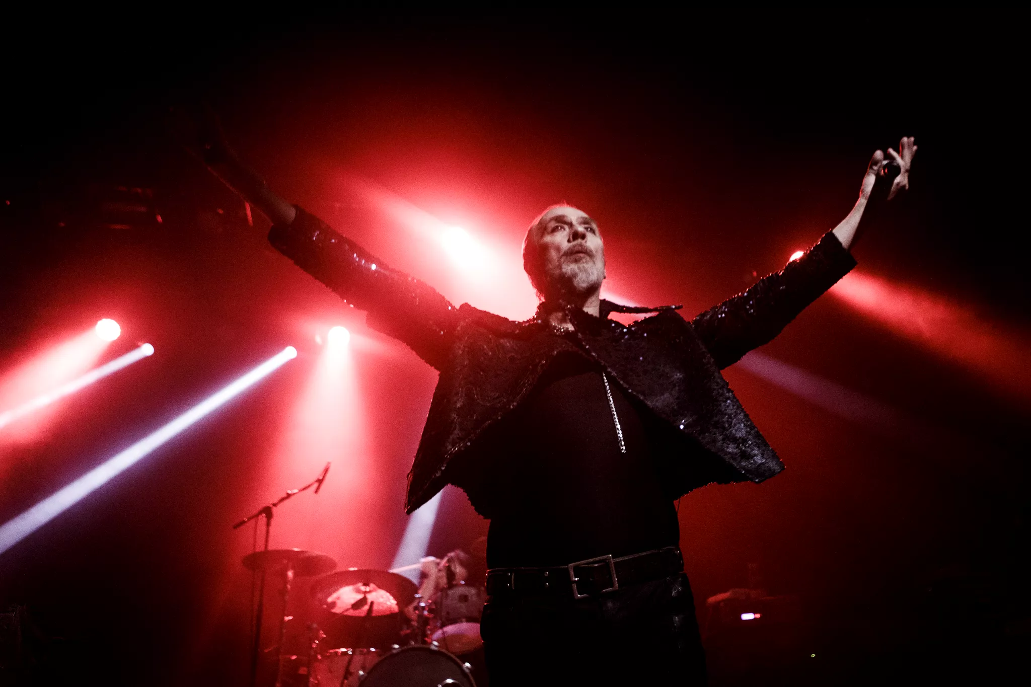 MEST LÄST: Ikonens hjärnsläpp i Stockholm – "började kasta flaskor och glas"