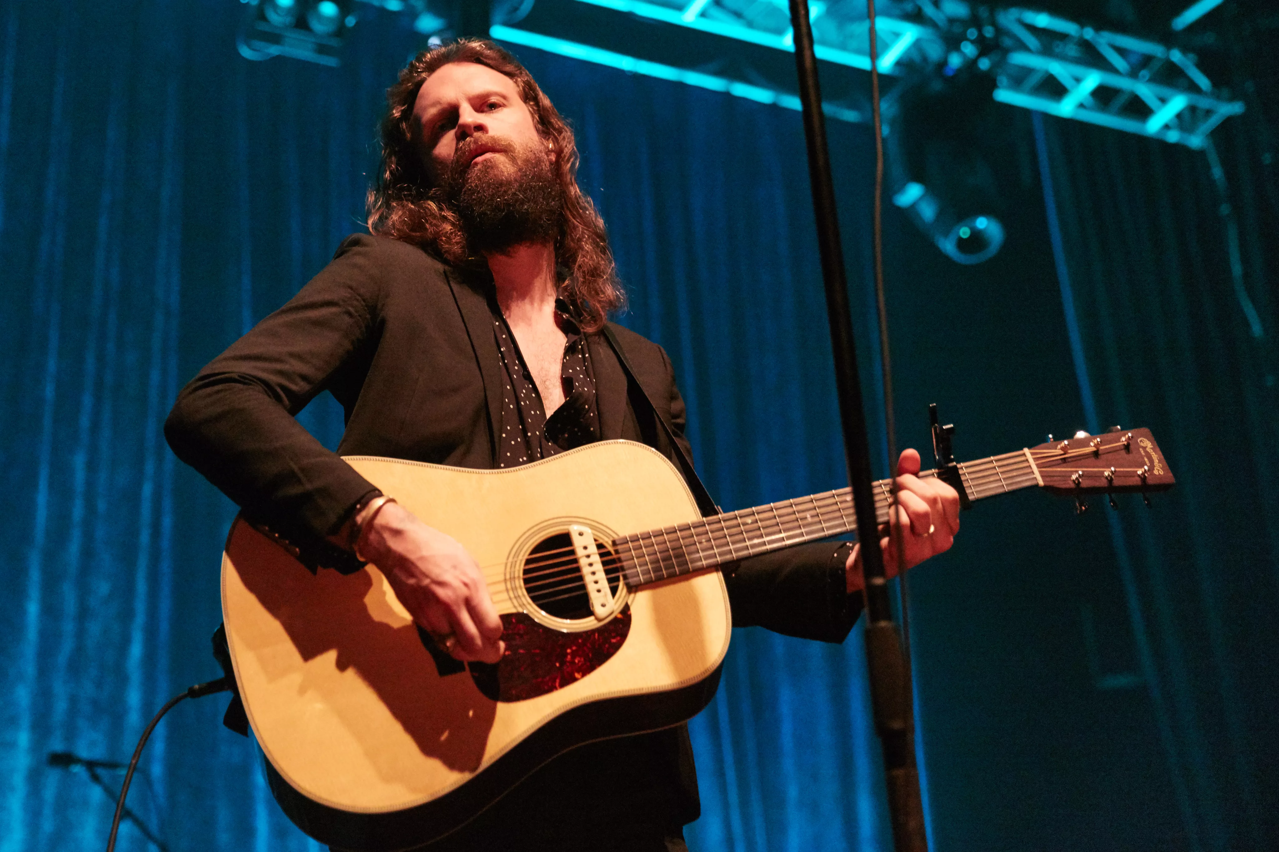 Se: Video offentliggjort af Father John Misty uden skæg