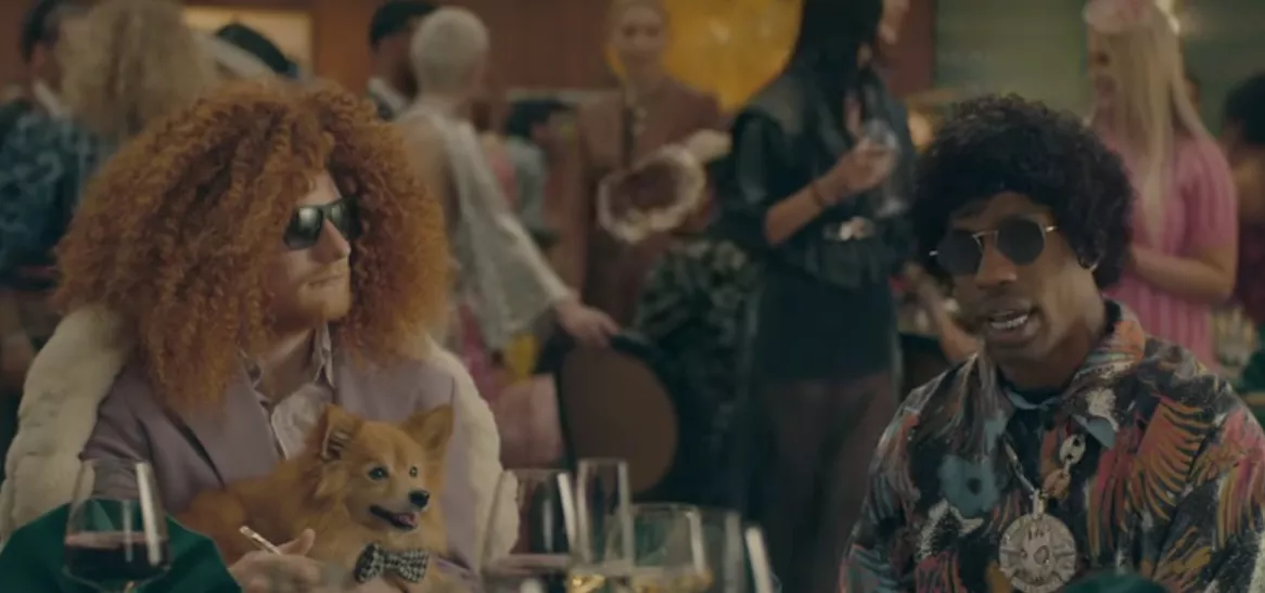 Ed Sheeran og Travis Scott klæder sig ud i underholdende video