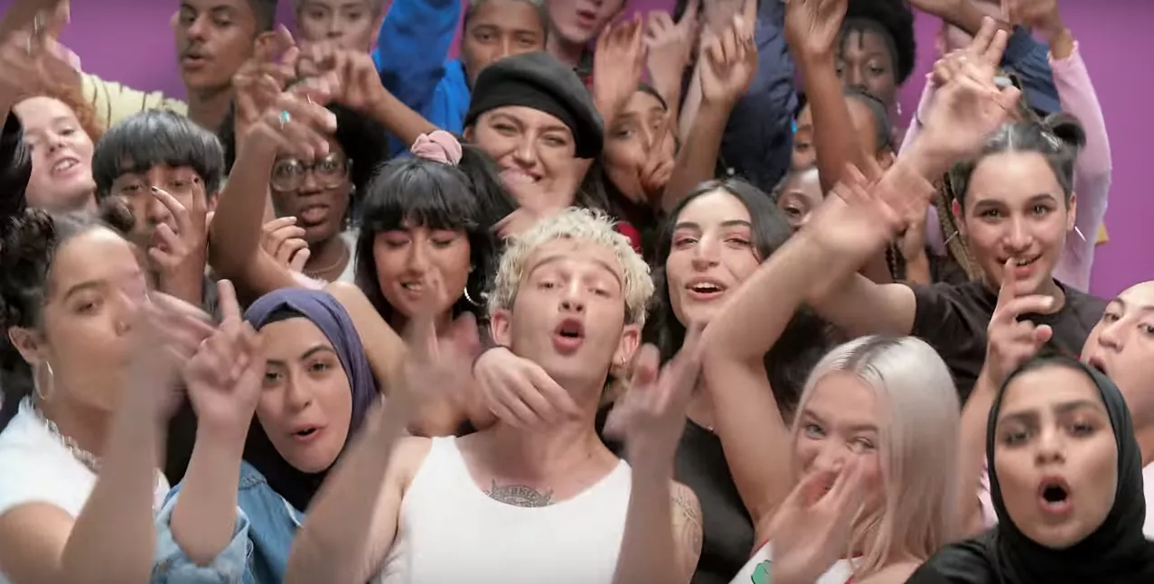 The 1975 inviterer fans indenfor i ny musikvideo