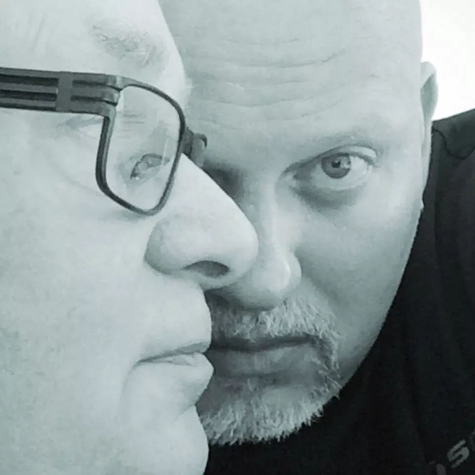 Industri til nyrerne – Leæther Strip laver støttesang til syg ægtemand