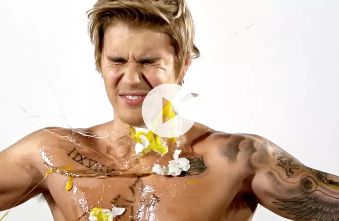 Se Justin Bieber bli bombardert med egg