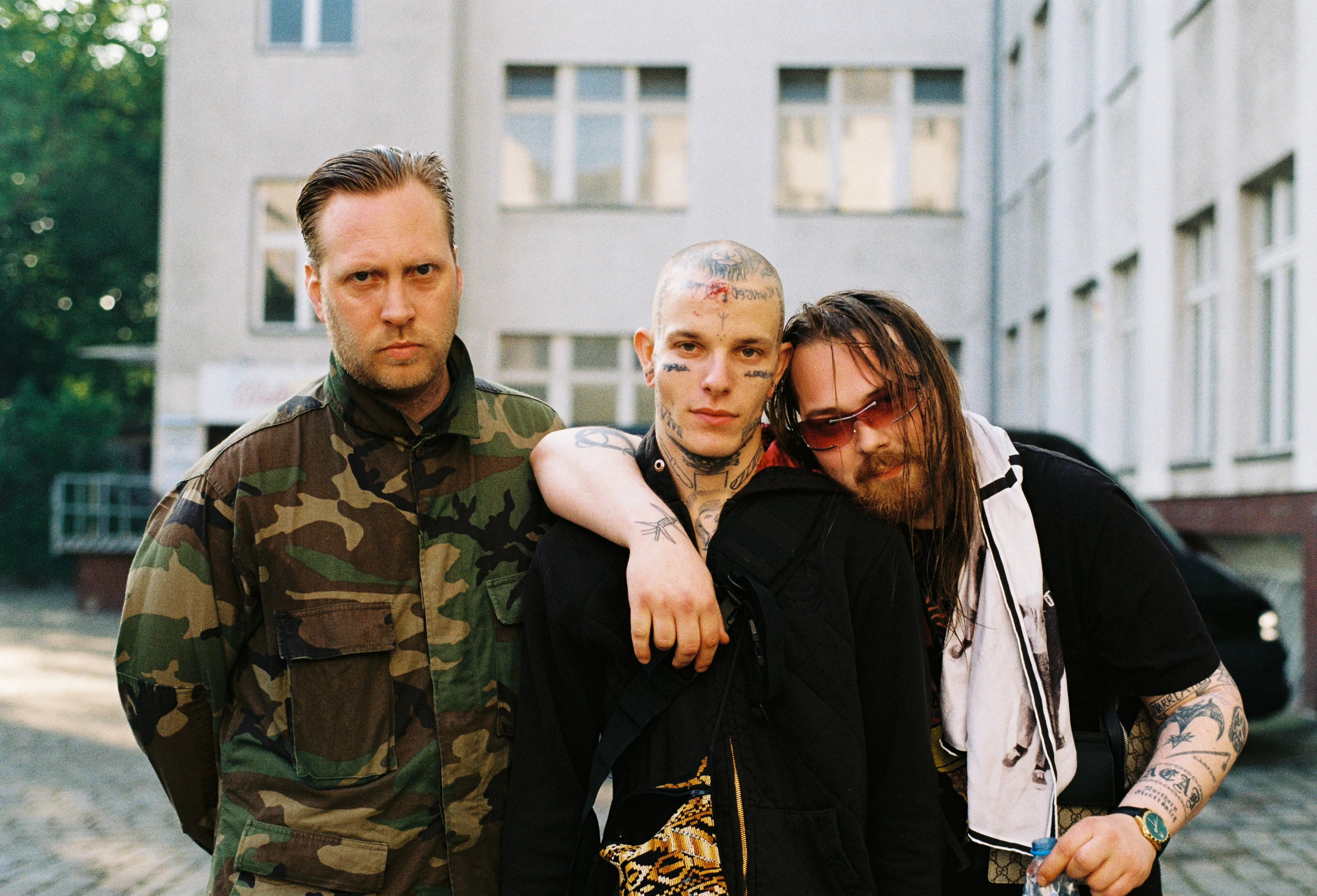 Sex hårda slag i mellangärdet