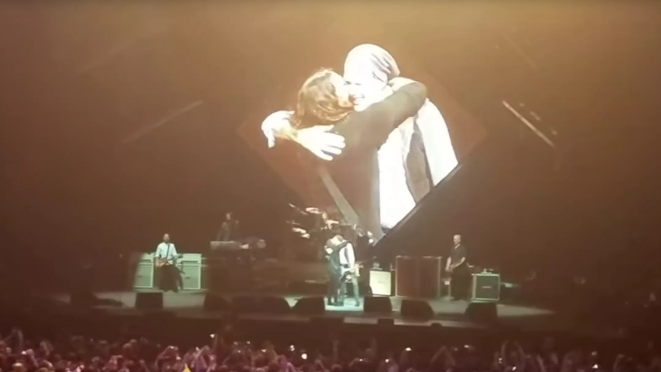 Se Nirvana-medlemmerne genforenes på scenen