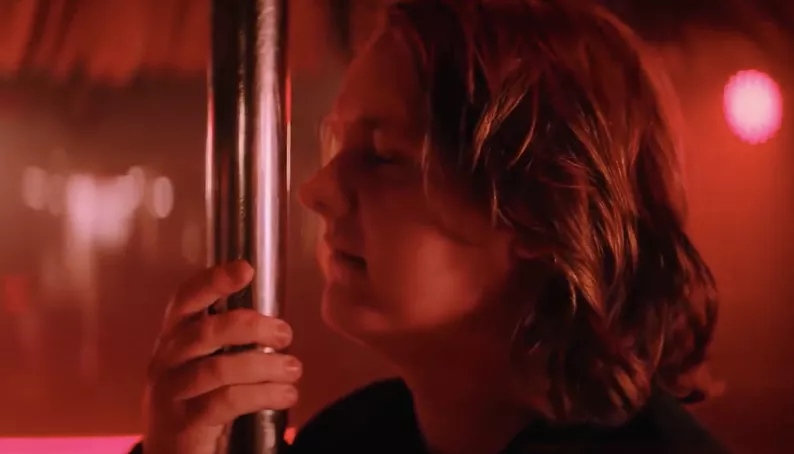 VIDEO: Lewis Capaldi viser sit talent på stripperstangen