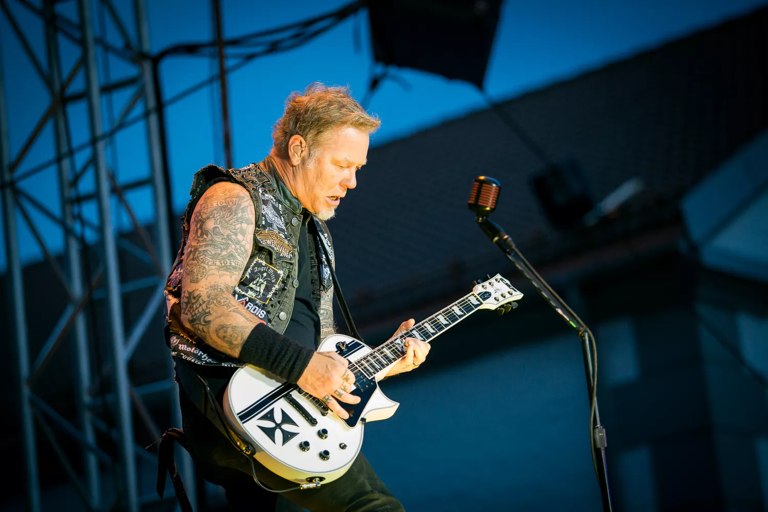 Så hedrar Metallica terror-offren 