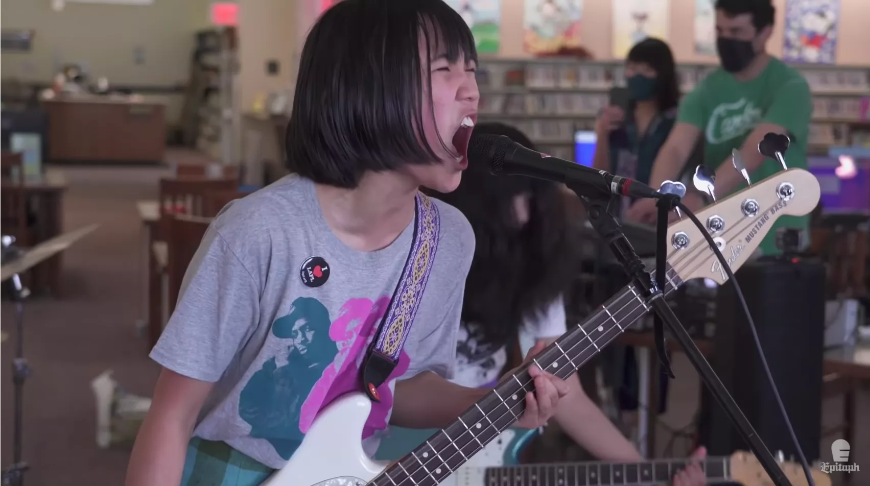 Viral succes får pladekontrakt efter "Racist, Sexist Boys"-optræden