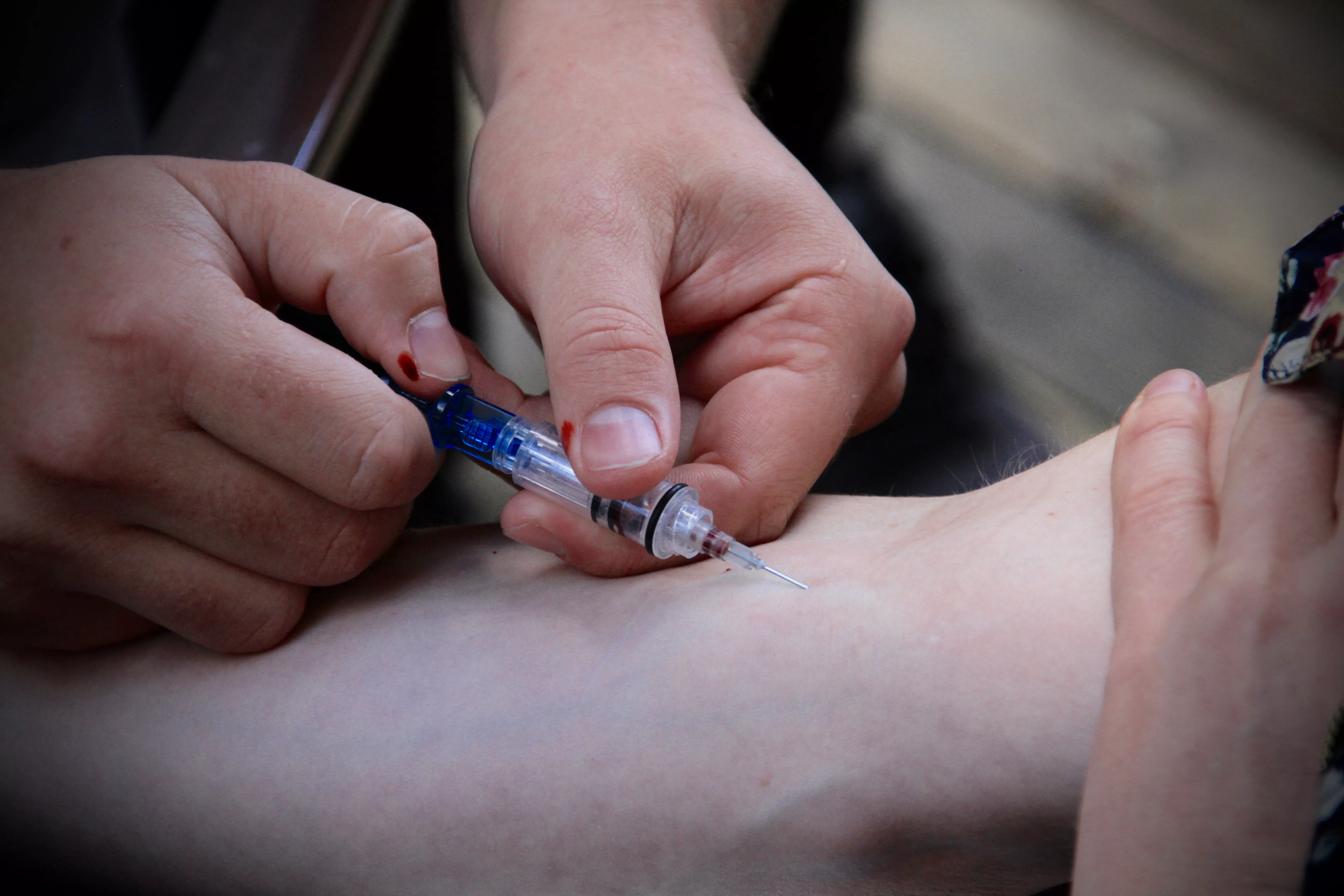 Här signerar artisten med sitt eget blod