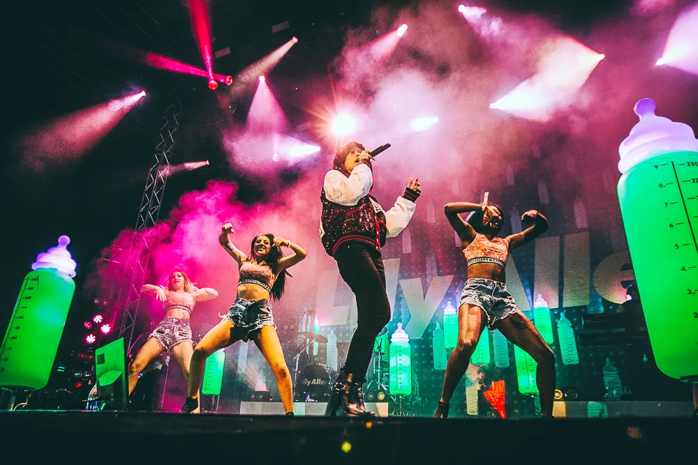 Samsaya varmer opp for Lily Allen