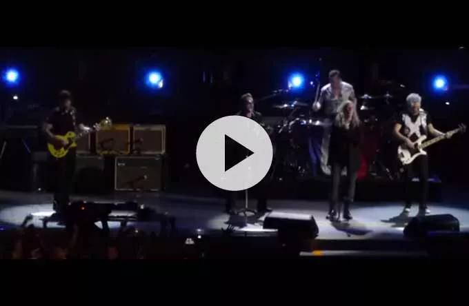 Se U2 og Patti Smith hylde terrorofrene i Paris