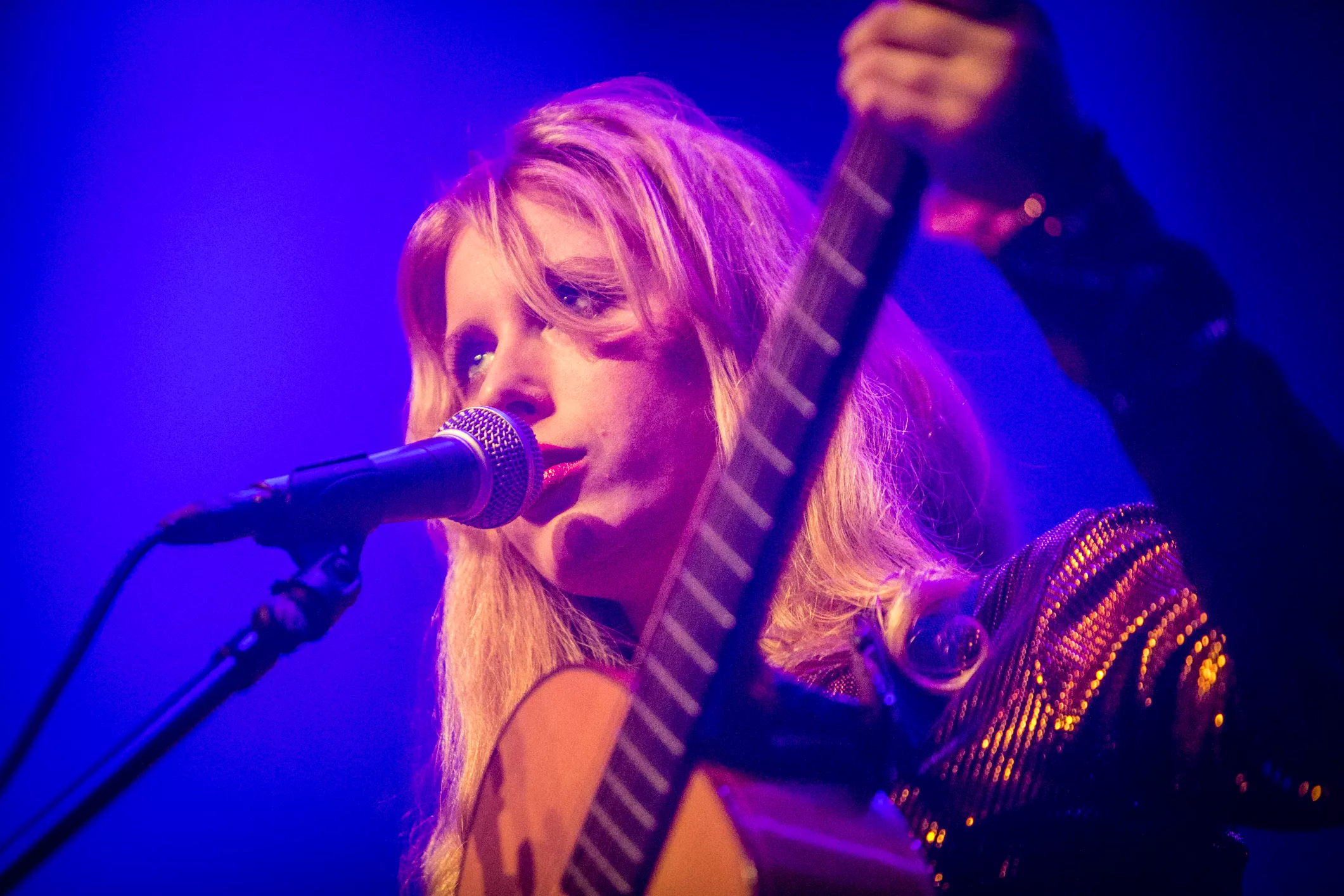 Kritikerroste Holly Macve til Norge