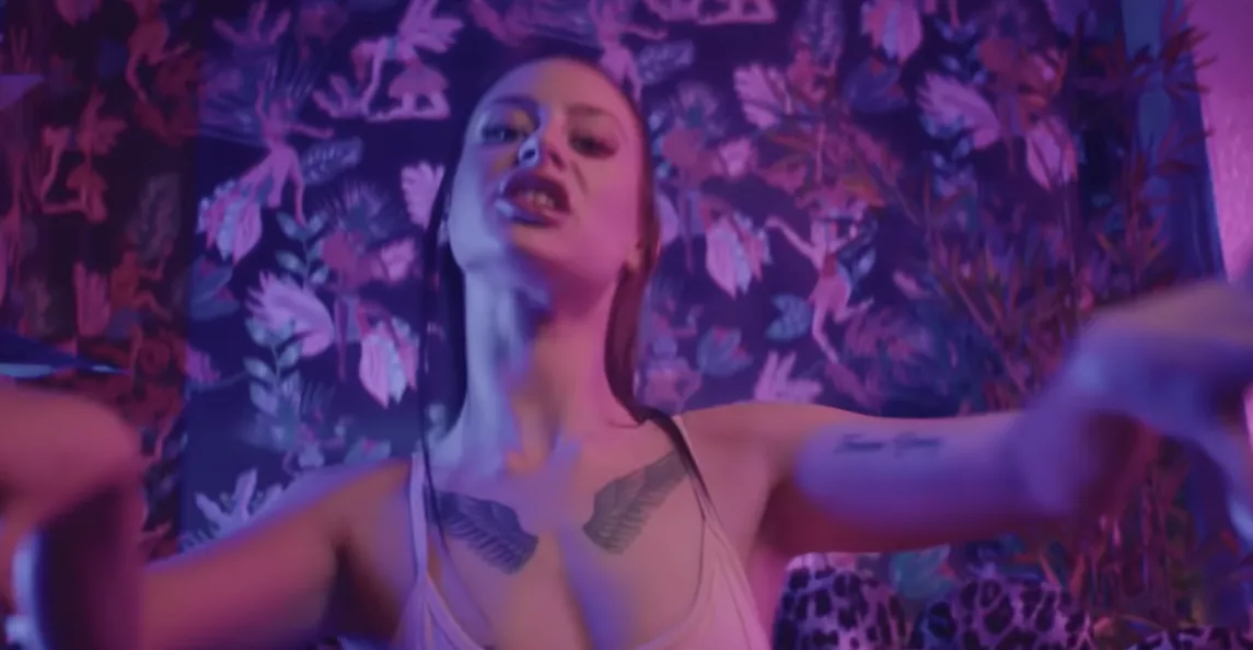 Tessa ankommer til sin egen storstilede fest i ny video