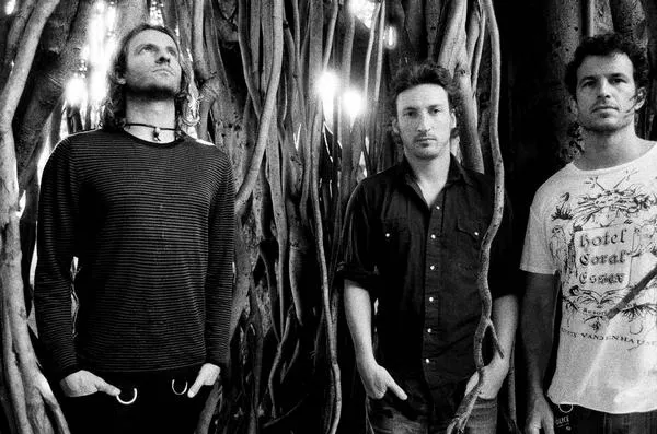 Fiction Plane udsender gnister