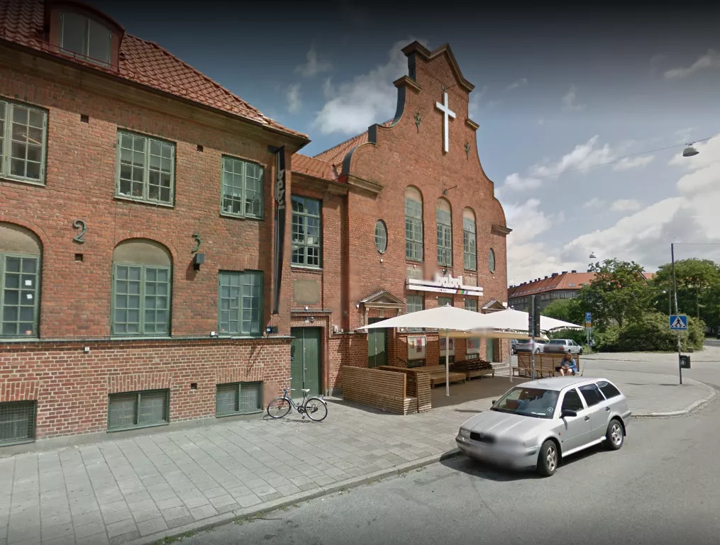 Efter nattens bombdåd – nu uttalar sig klubbarrangören