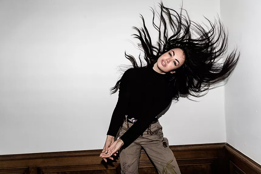 Aura synger vreden og frustrationen ud på stort anlagt album