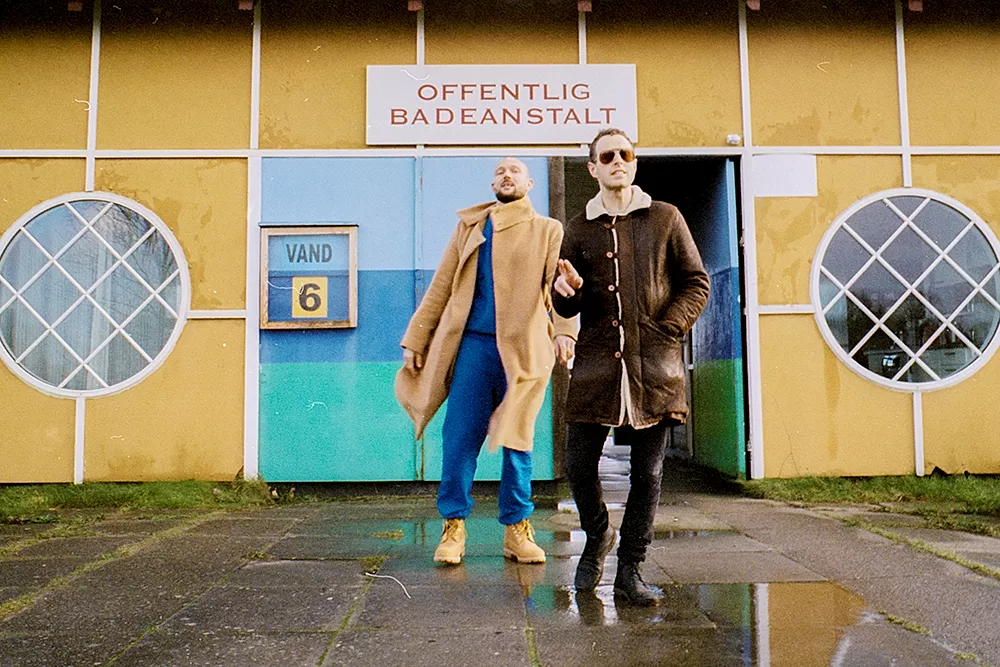 VIDEOPREMIERE: Tag på tidsrejse med Folkeklubben og Orgi-E 