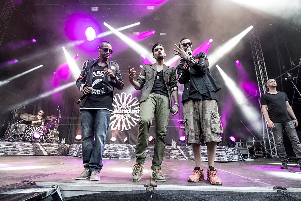 Outlandish, Pharfar og Kaka giver gratiskoncert