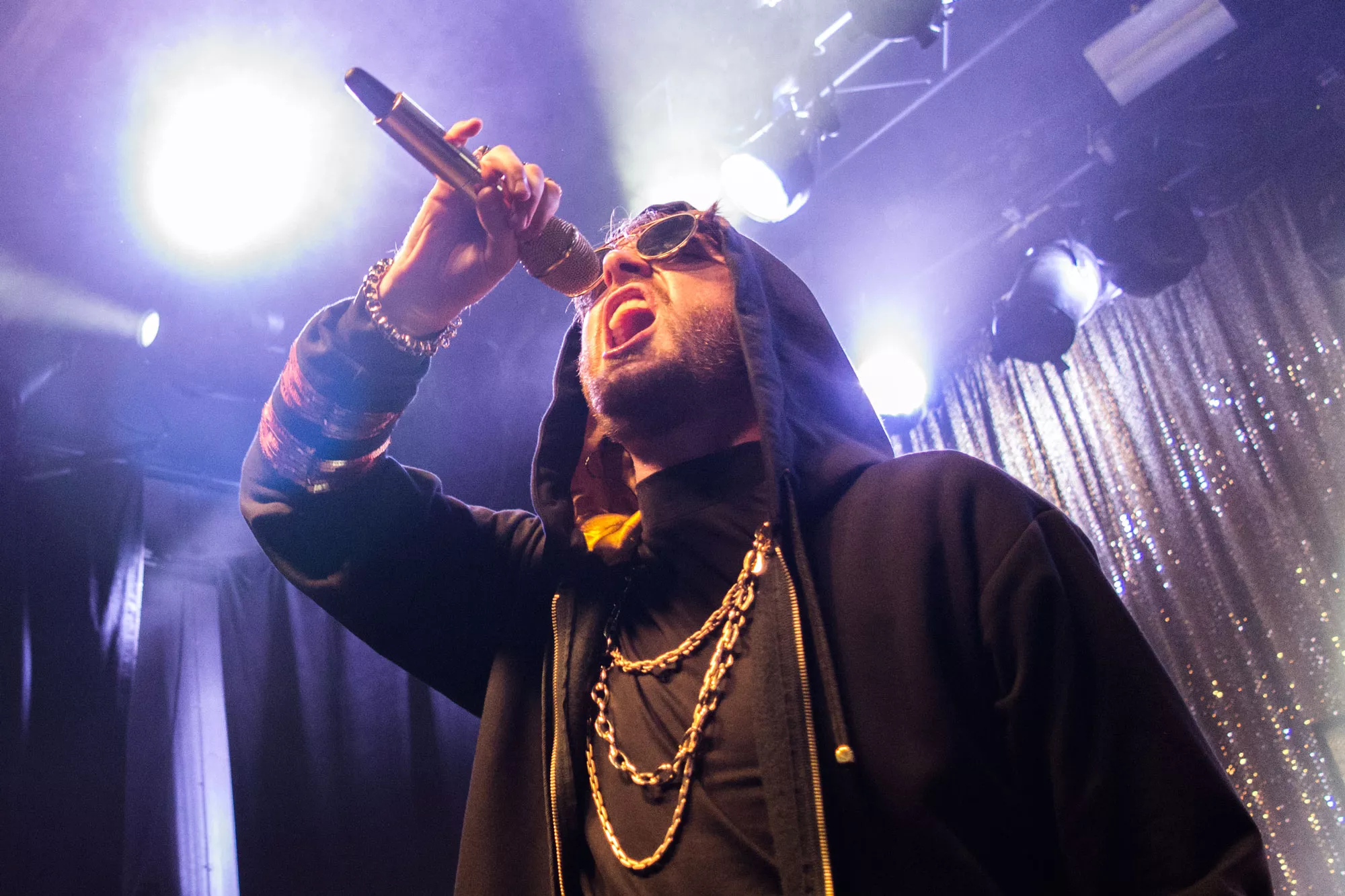 Entertaineren Gulddreng underholdt bravt trods ensformige sange