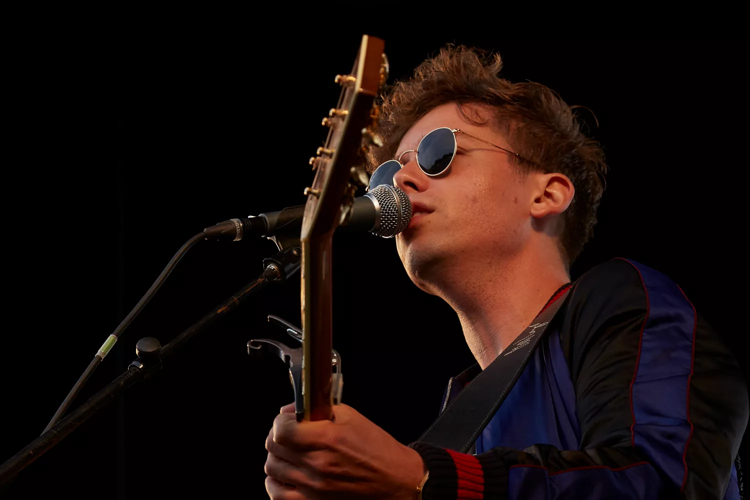 Mads Langer uddeler legater til to unge sangskrivere