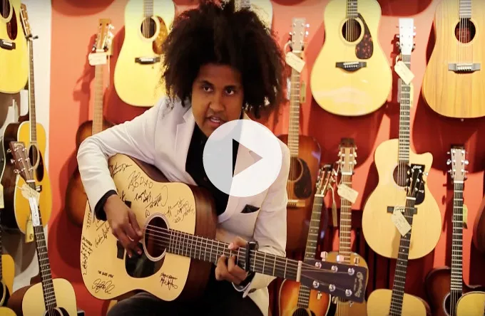 Video: Thomas Buttenschøn giver et nummer på vandreguitaren