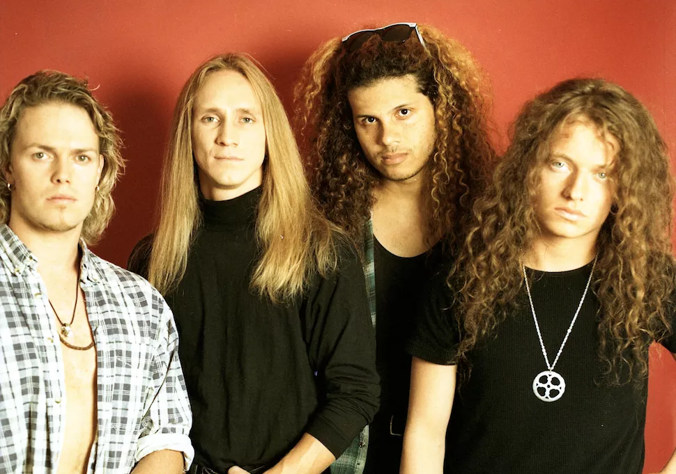 Talisman hyllar sin bortgångne frontare med ny låt