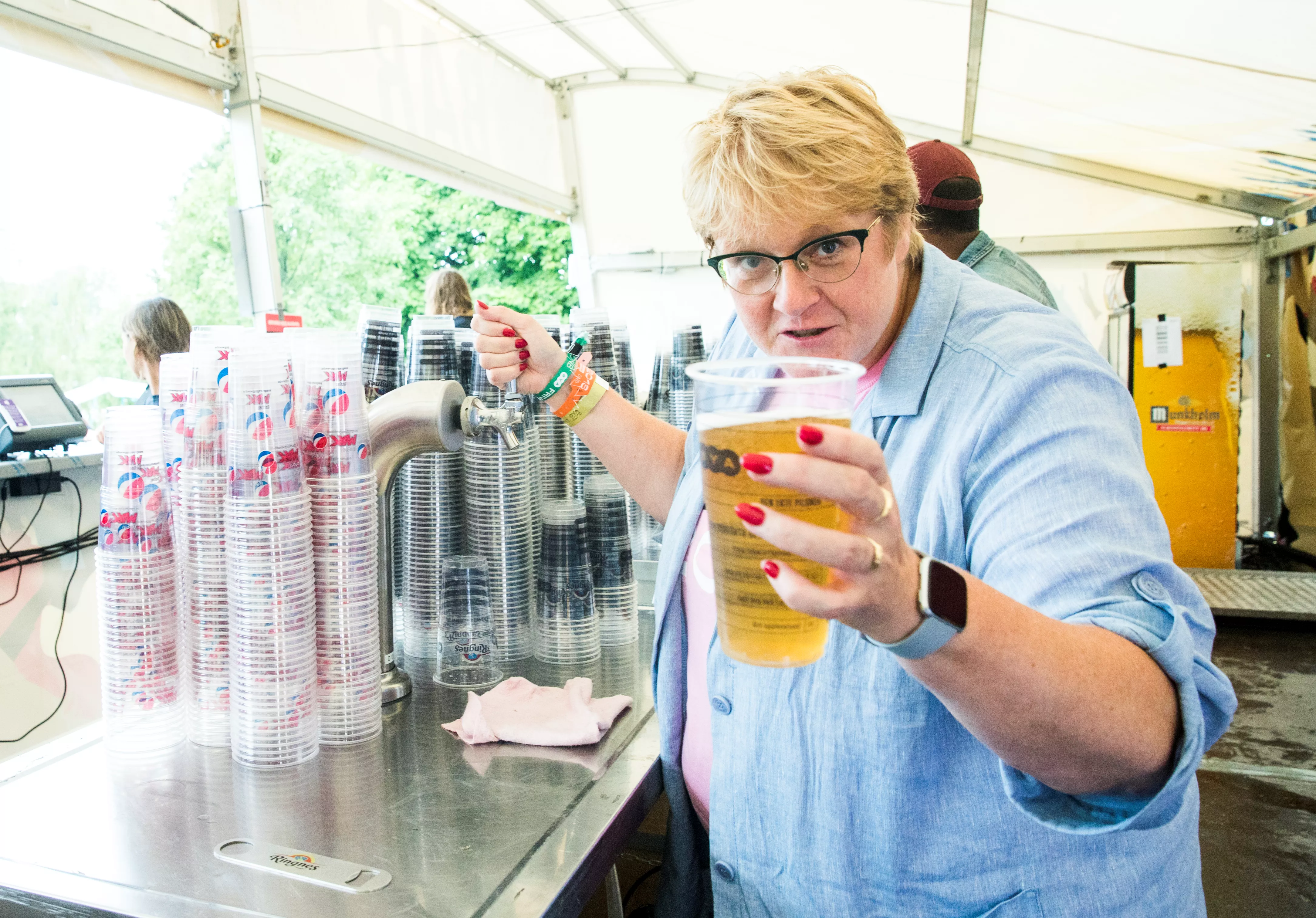 Kulturministeren tappet øl til tørste festivalfolk i Tøyenparken