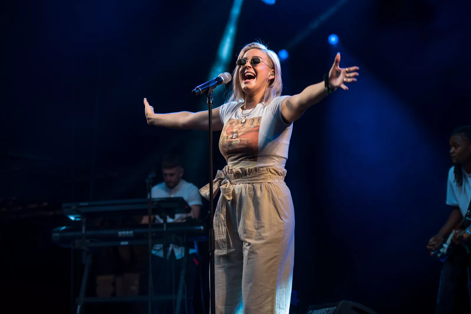 Storsmilende Anne-Maries fortællende kærlighedssange suser i bøgetræerne